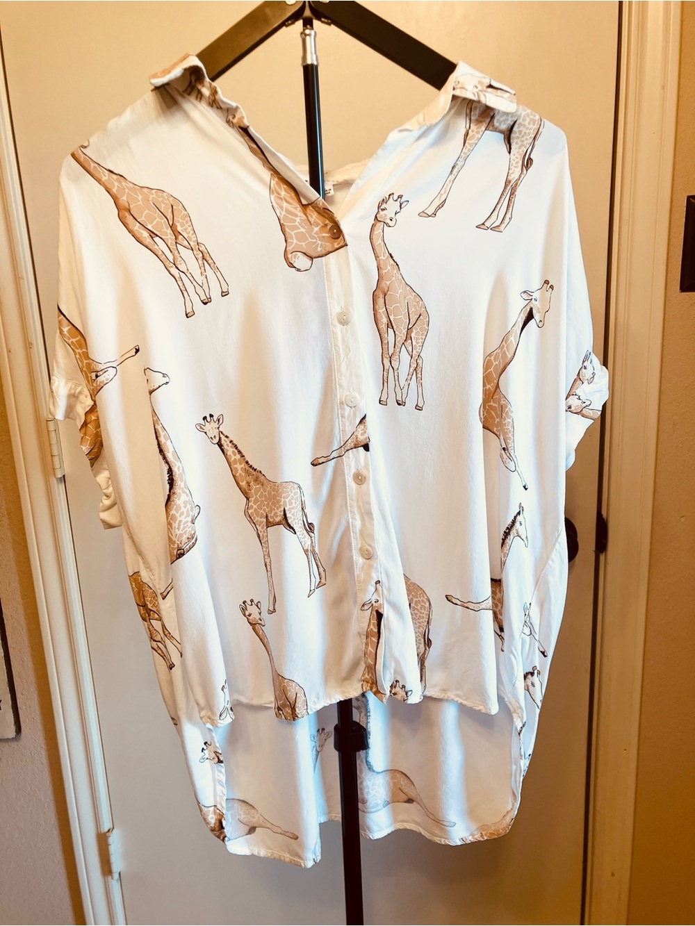 Jane + Delancey Giraffe Print High-Low Button Down Blouse Top - size Large